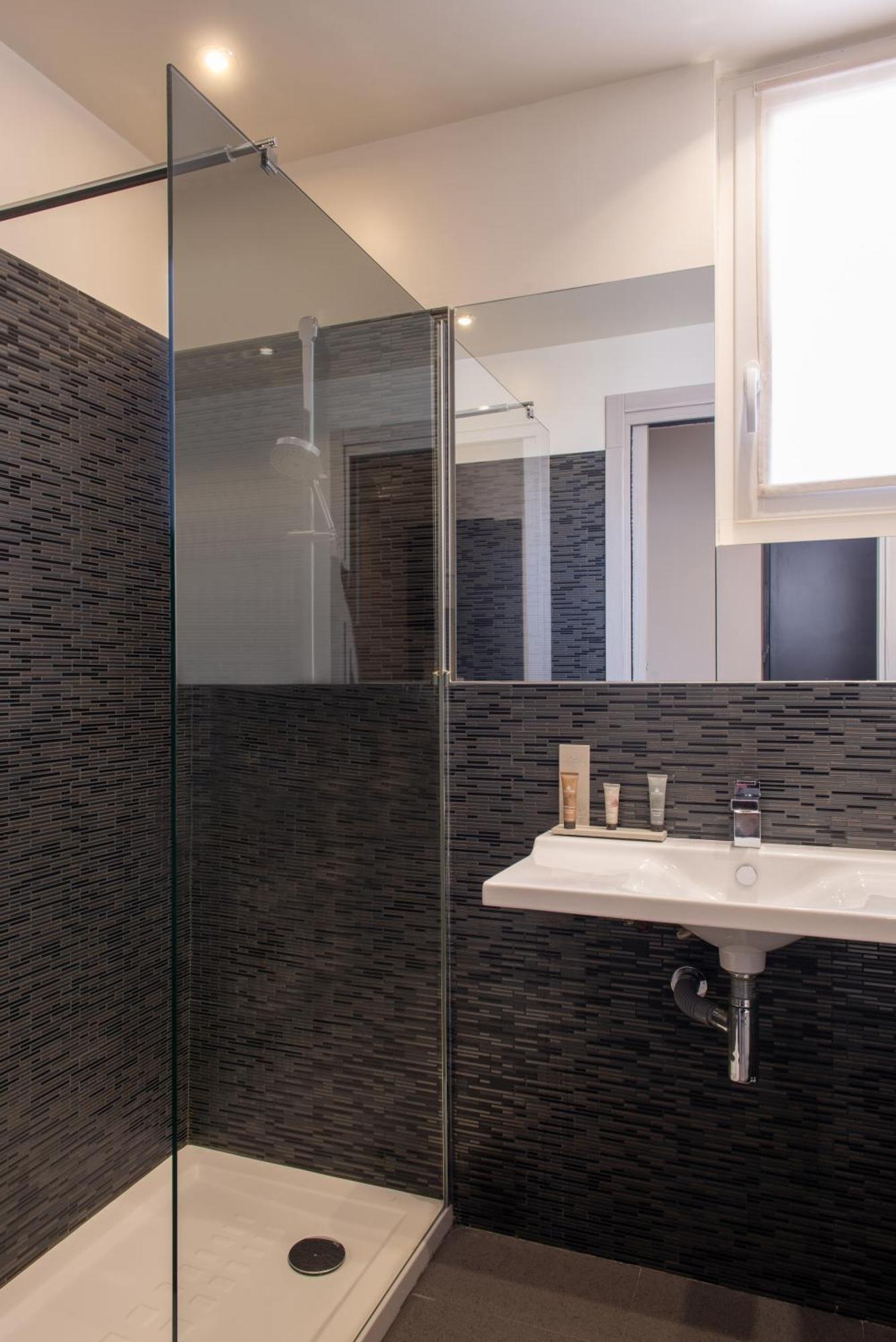 Helussi Hotel Париж Екстериор снимка